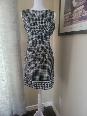 JESSICA SIMPSON Classic Houndstooth Sheath Dress - Black & White